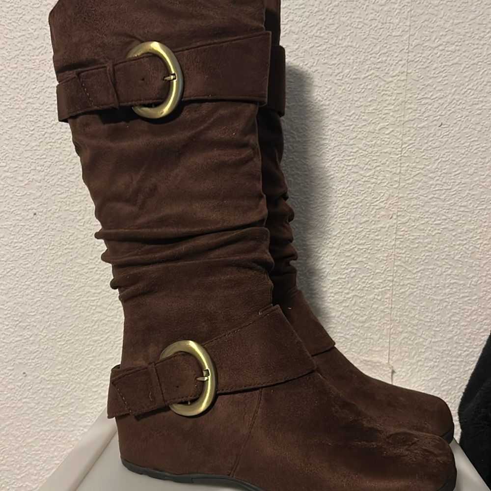 HP🎊Stylish Brown Boots with Gold Accents - Picture 3 of 6